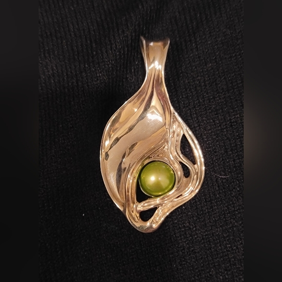 Designer Hagit Gorali Sterling Silver and Green Pearl Pendant - Picture 1 of 3